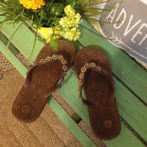 Brown sandals
Decoration on toe straps